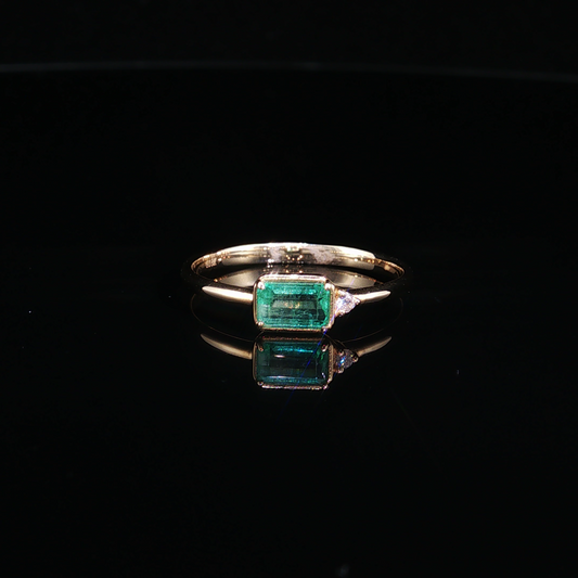 East-West Emerald Multistone Ring in Yellow Gold